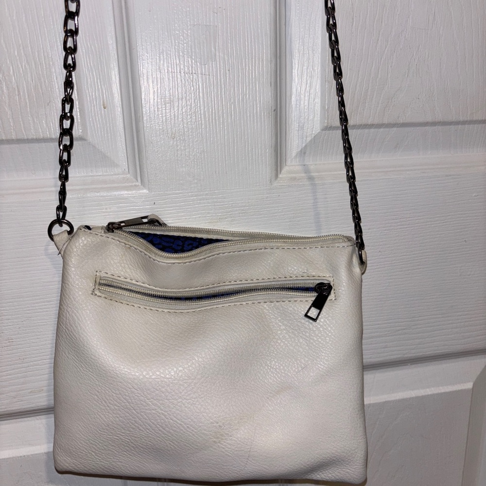 🤍 White Crossbody Crossbody Bag with Gunmetal Hardware 🤍 - Picture 5 of 5